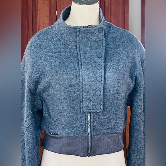 Gray Button-Up Cropped Jacket, NEW CONDITION SIZE SMALL, WARM - Picture 2 of 12